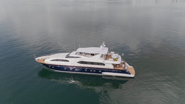 Yate Falcon 102’ de lujo navegando en Panamá